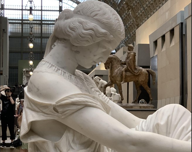 Sappho de James Pradier représente la posture du «cou texto», cellulaire en moins ! Redressez-vous pour prévenir l’arthrose au cou !